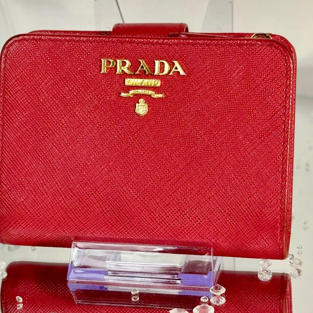PRADA Saffiano Bifold Wallet  EUC no callouts‎